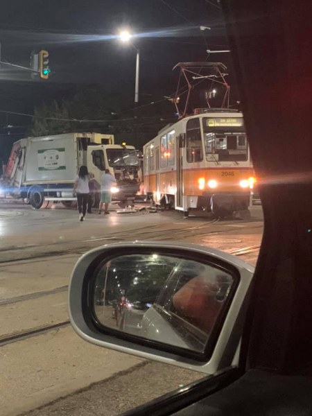 Сметопочистващ камион и трамвай се удариха в София
