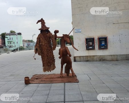 Левитацията в Пловдив е заразна: Средновековна вещица виси на змия и еднорог в центъра