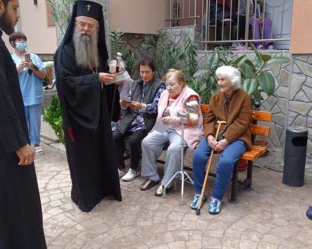 Митрополит Николай благослови възрастни хора за Вяра, Надежда, Любов