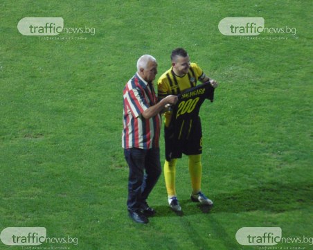 Неделев получи фланелка от Пашев по случай мач номер 200 в първенството