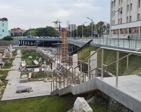 Реставраторите издигат три колони на Форум Север, очертават античния площад