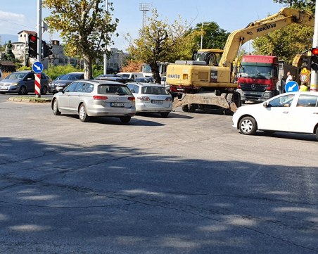 Слагат регулировчици на невралгично кръстовище в Пловдив, очакват се огромни задръствания