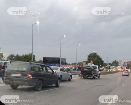 Верижна катастрофа на Карловско шосе затрудни трафика