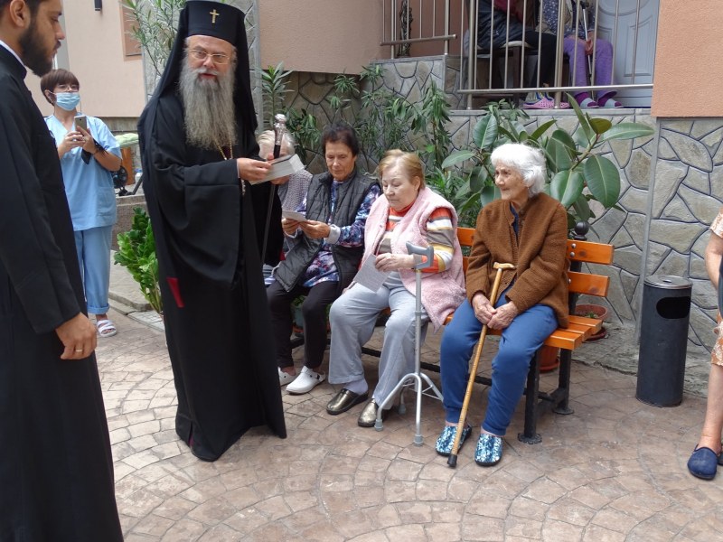 Митрополит Николай благослови възрастни хора за Вяра, Надежда, Любов