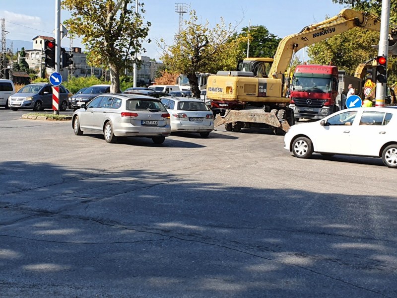 Слагат регулировчици на невралгично кръстовище в Пловдив, очакват се огромни задръствания