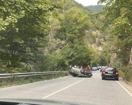 Кола се обърна по таван на пътя за Бачково