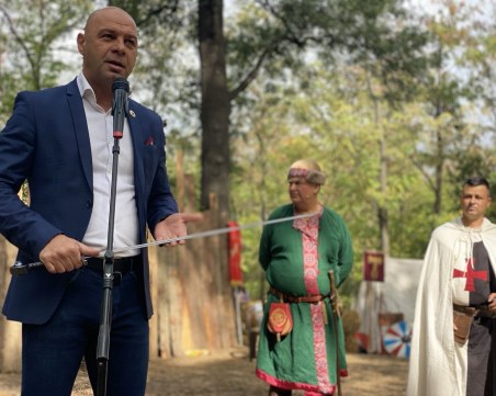 Рицарски битки, автентични оръжия, древни гозби и занаяти показват в парк 