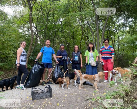 Седем доброволци и четириногите им приятели преобразиха Кучешката алея в парк Лаута