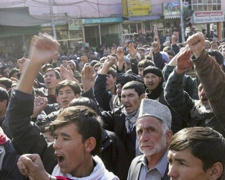 Талибаните пускат в гимназиите само момчета и учители мъже
