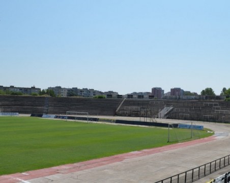 Локо Пловдив дава 300 билета за феновете на Ботев, монтираха седалки в сектора за гости