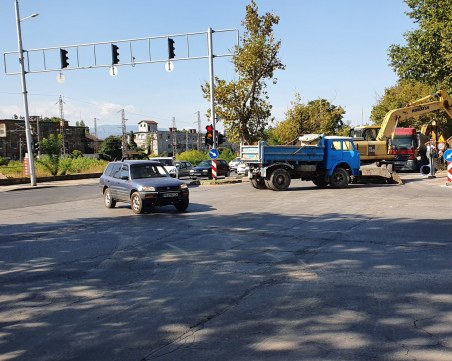 От днес: Регулировчици на натоварено кръстовище в Пловдив заради ремонтни дейности