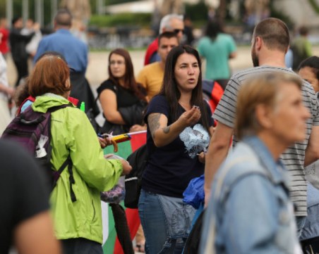 Протест срещу маски и ваксини в центъра на София
