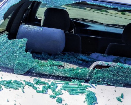 Дете излетя през прозореца на кола при катастрофа в София