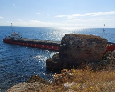 Товарен кораб заседна в Черно Море близо до Каварна