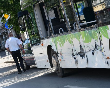 Трамвай и автобус катастрофитаха в София, има пострадали