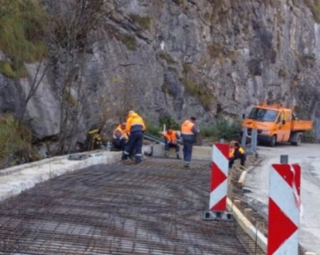 Взривове ограничават движението по пътя Югово-Лъки