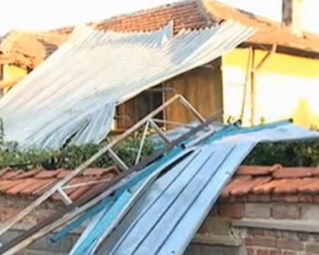 Смерч връхлетя Тополовградско – отнесе покриви, стълбове и дървета