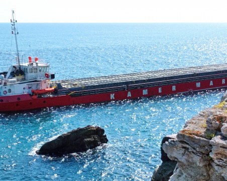 Водолазна група ще направи оглед на заседналия кораб край Камен бряг