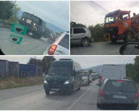 Втори ден хаос на Околовръстното на Пловдив! Огромни тапи заради светофар, катастрофа и аварирал камион