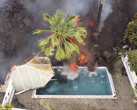 Вулканът на Канарските острови: Масова евакуация преди лавата да достигне океана