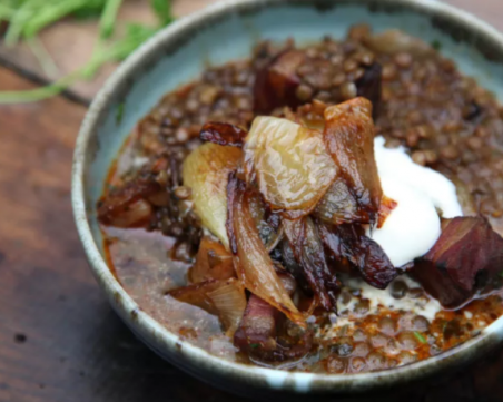 Яхния от леща с карамелизиран лук