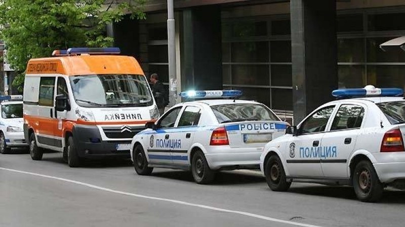 Mомиче е с комоцио след катастрофа между две коли и трамвай в София