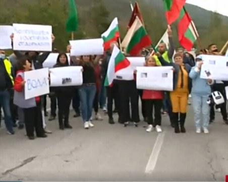 Блокада и на Подбалканския път! Копривщица се вдигна на протест