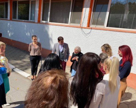 Баба Мария от Стамболийски дари 500 лева на общината, събирала ги над 10 години