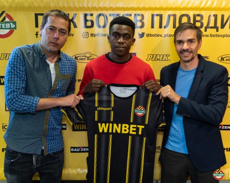 Ботев представи официално Джеймс Етоо