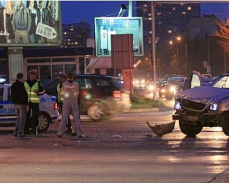 Кола на НСО катастрофира в центъра на София