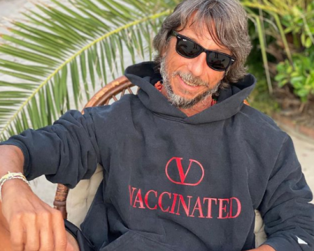 Valentino пусна суитшърт с надпис Vaccinated