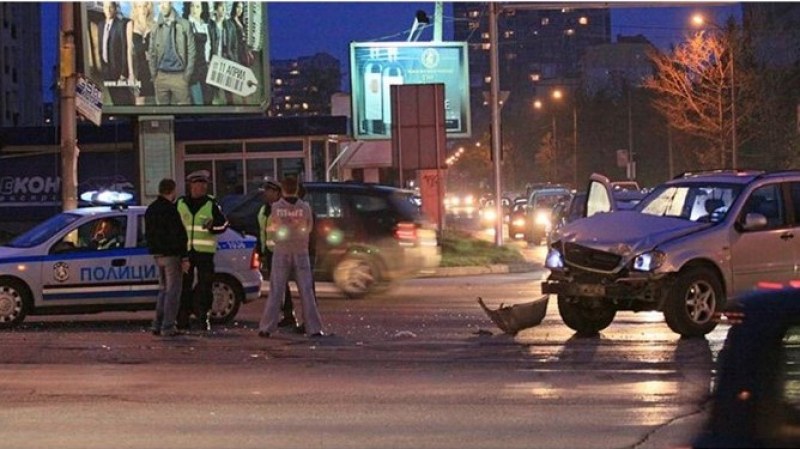 Кола на НСО катастрофира в центъра на София