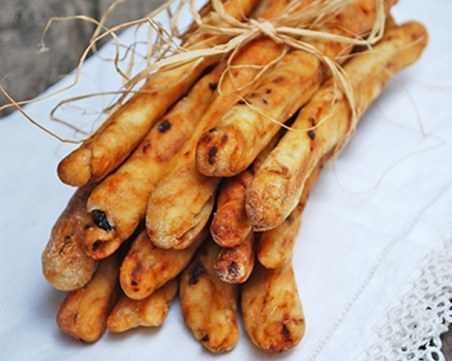 Домашни гризини със сирене и маслини