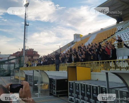 Феновете на Ботев надъхаха играчите преди дербито