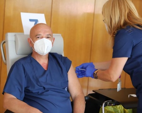 Проф. Мутафчийски и 11 негови колеги си поставиха трета доза ваксина