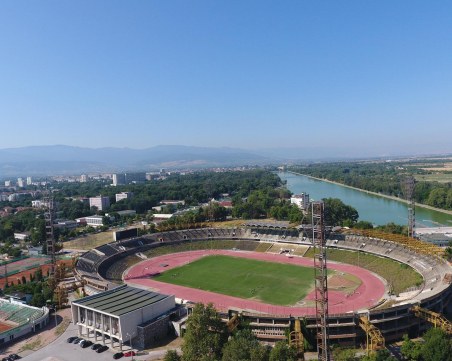 Слънчево с необичайно високи температури за сезона ще бъде времето в Пловдив днес
