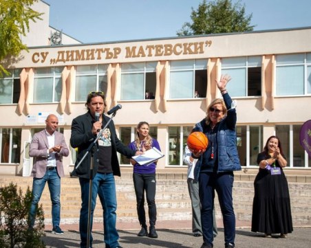 Учениците от пловдивско училище се включиха във физзарядка с Габриела Петрова и Любина Лесова