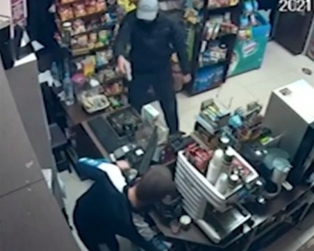 Въоръжен ограби магазин в Елин Пелин