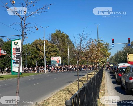 Феновете на Локо влязоха на Лаута с шествие, полицията затвори кръстовището край стадиона