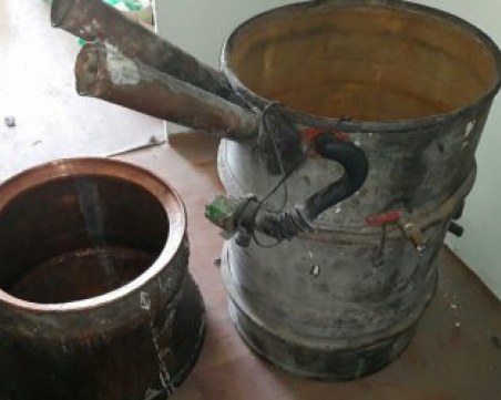 Хванаха затворник на вари ракия в затвора в Пазарджик