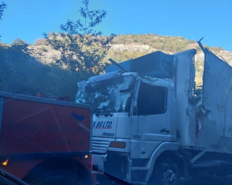 Пуснаха движението по пътя Пловдив-Смолян, след като изтеглиха катастрофирал тир