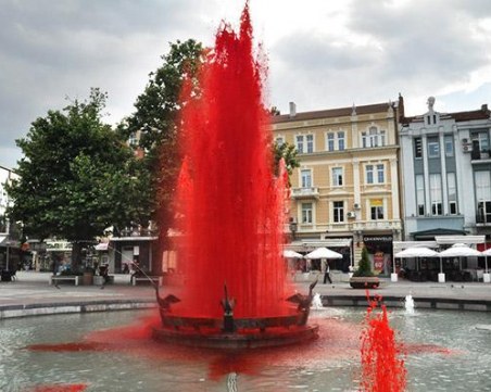 Фонтанът пред община Пловдив бликва в червено за Световния ден на сърцето