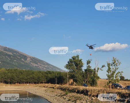 Хеликоптер гаси пожара над Карлово