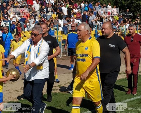 Христо Стоичков дойде на юбилея на Марица, децата от школата се наредиха за автографи