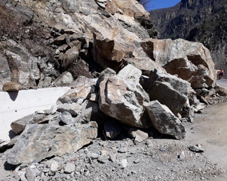 Паднали скали затвориха пътя Кричим-Михалково