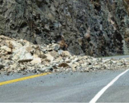 Разчистиха едната лента на пътя Кричим-Михалково