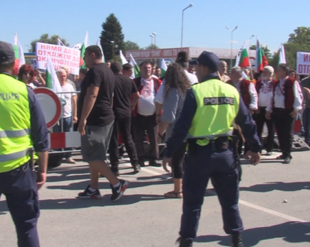 Жители протестираха заради спрян ремонт на пътя Пазарджик - Костенец