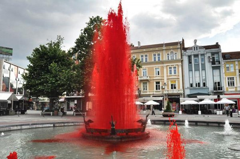 Фонтанът пред община Пловдив бликва в червено за Световния ден на сърцето