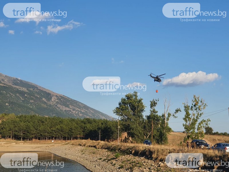 Хеликоптер гаси пожара над Карлово