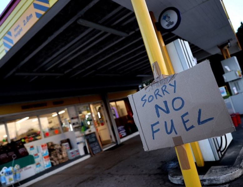 Паника за горива и стоки в Англия, 400 бензиностанции въведоха лимит